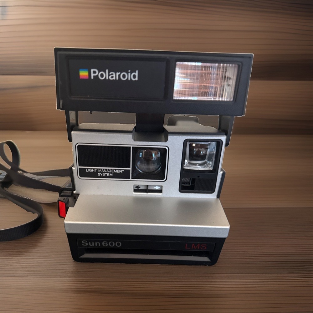 Polaroid Sun 600 LMS Instant Film Camera W/Strap Flash Blk Vtg Great Condition